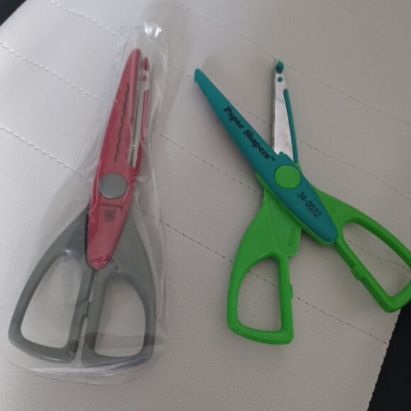 NEW Crafting Decorative Edged Paper Shapers Scissors Sold Separate - Picture 2 of 2